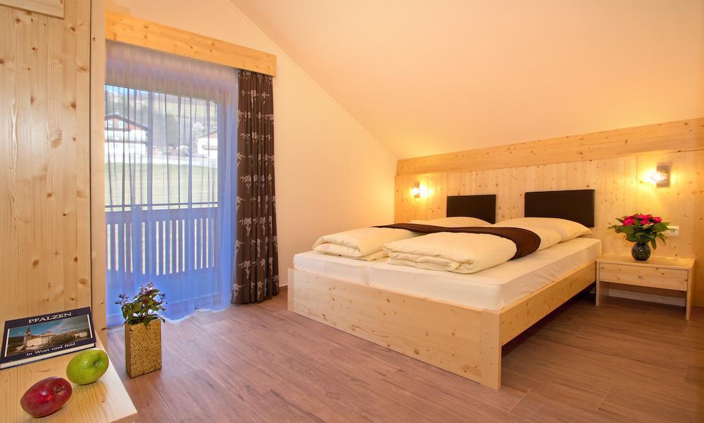 Stiflerhof Apartamento Falzes Habitación foto