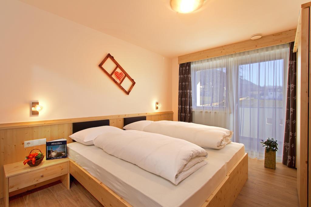 Stiflerhof Apartamento Falzes Habitación foto