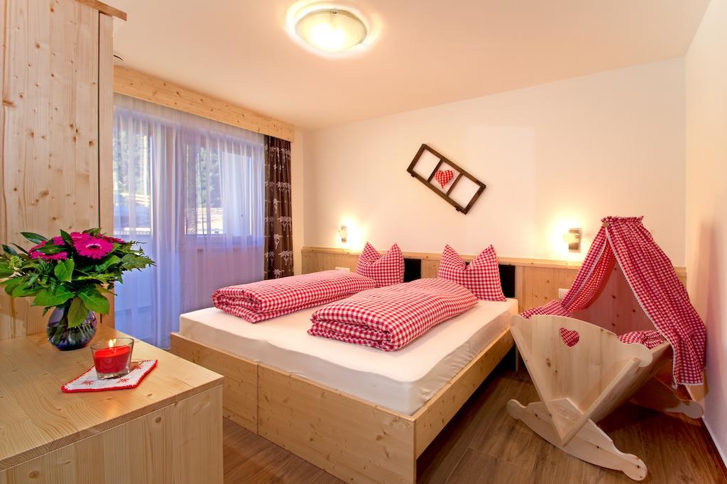 Stiflerhof Apartamento Falzes Habitación foto