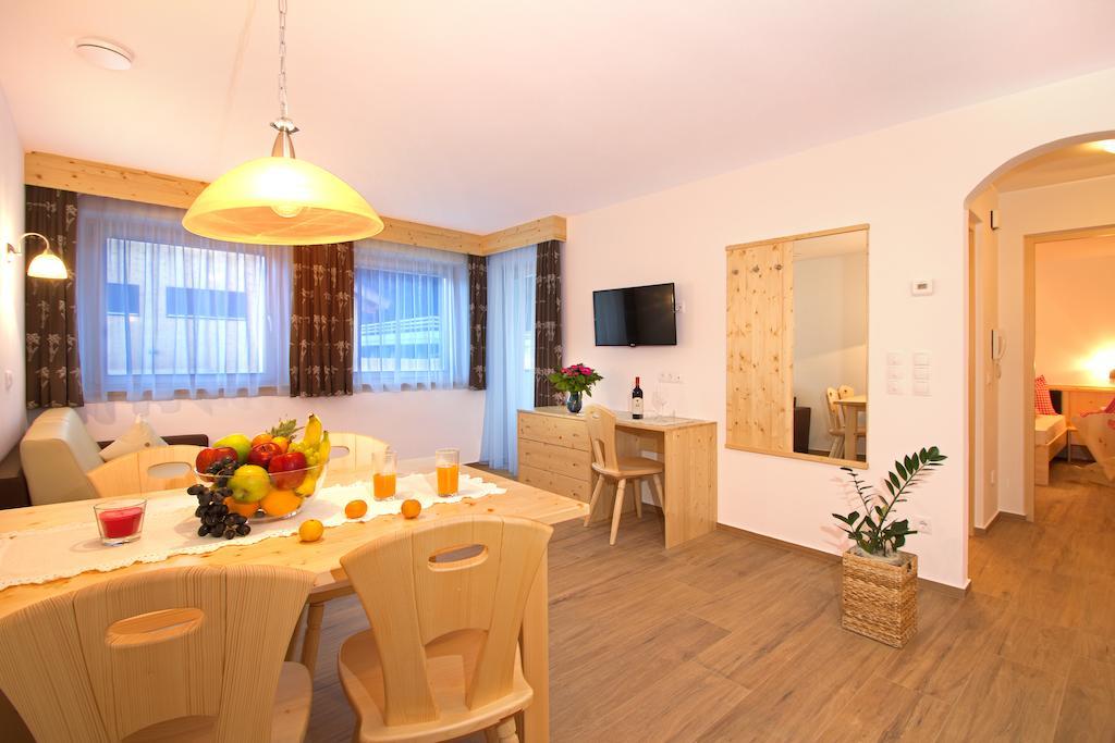 Stiflerhof Apartamento Falzes Habitación foto